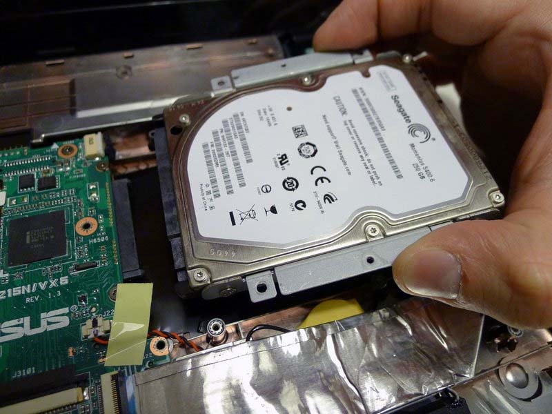 mach-ban-cach-thay-o-cung-tren-asus-eee-pc-1215n-h13