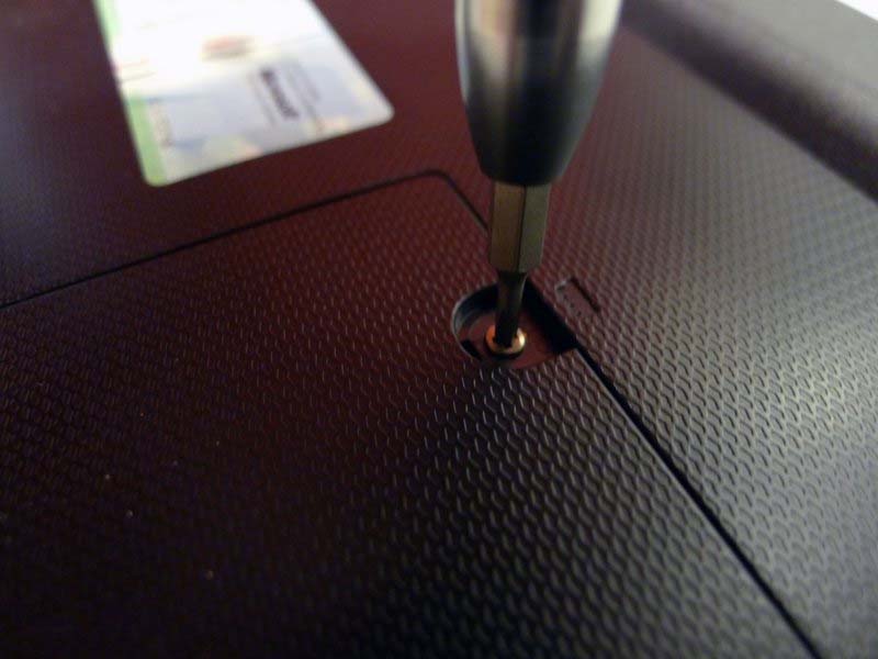 mach-ban-cach-thay-o-cung-tren-asus-eee-pc-1215n-h2