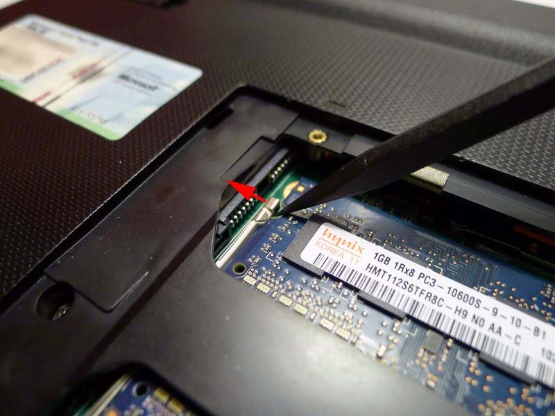 mach-ban-cach-thay-o-cung-tren-asus-eee-pc-1215n-h4