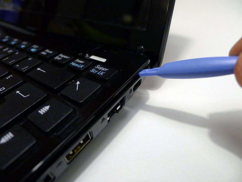 mach-ban-cach-thay-o-cung-tren-asus-eee-pc-1215n-h8