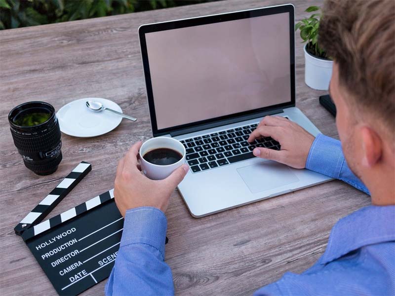 meo-giu-tuoi-tho-cho-laptop