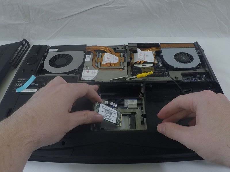 quy-trinh-thay-ssd-msata-cho-origin-eon17-s-chi-mat-vai-phut-h10